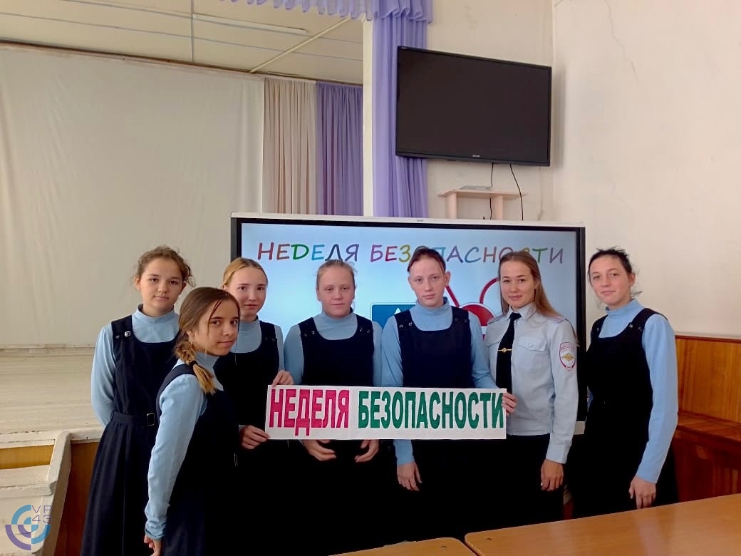 Сотрудники Госавтоинспекции проводят профилактические беседы о соблюдении ПДД со школьниками в рамках всероссийской «Недели безопасности»